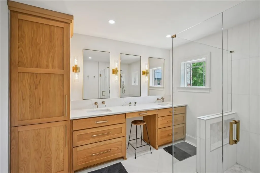 62 High Top Point, Sandy Springs, Georgia 30328, 3 Bedrooms Bedrooms, ,3 BathroomsBathrooms,Residential,For Sale,62 High Top Point,7568555