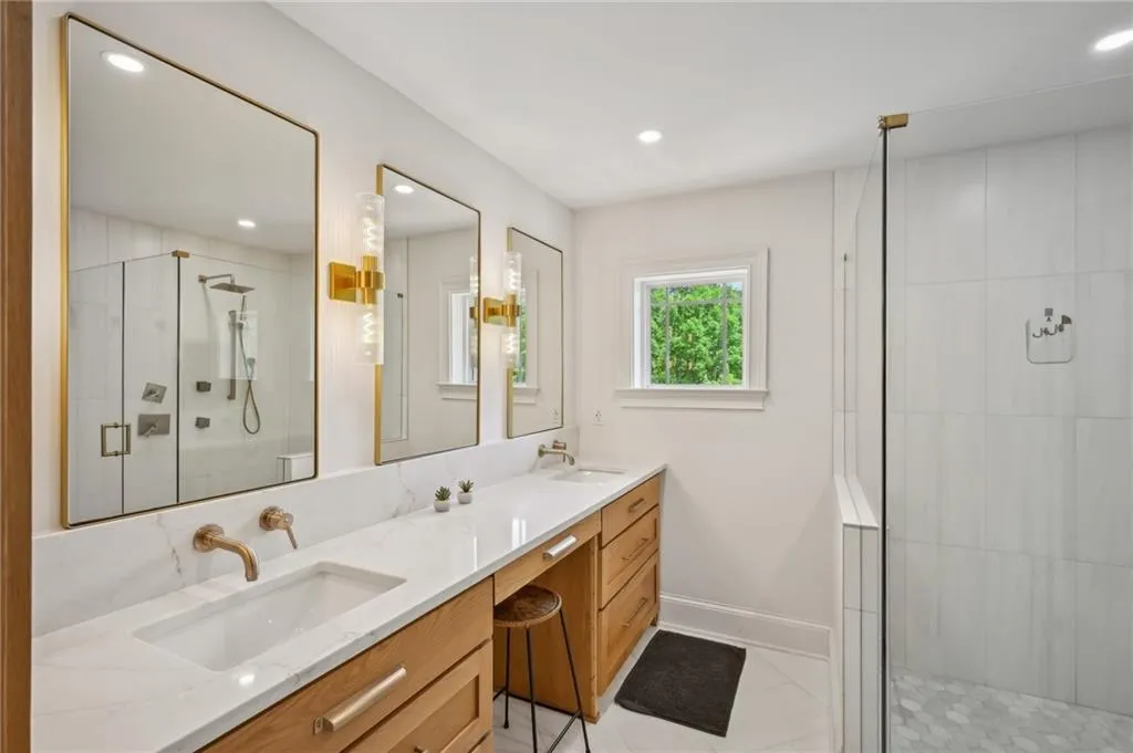 62 High Top Point, Sandy Springs, Georgia 30328, 3 Bedrooms Bedrooms, ,3 BathroomsBathrooms,Residential,For Sale,62 High Top Point,7568555