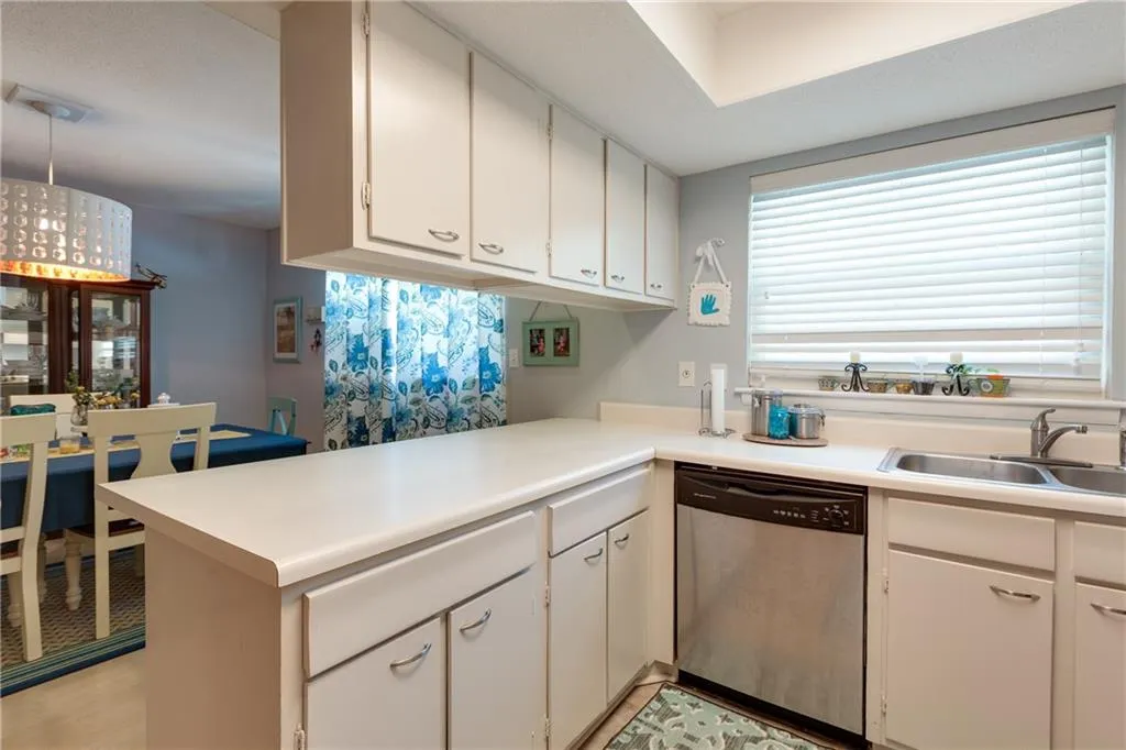 7162 Stonington Drive, Atlanta, Georgia 30328, 4 Bedrooms Bedrooms, ,3 BathroomsBathrooms,Residential,Sold,7162 Stonington Drive,6019092