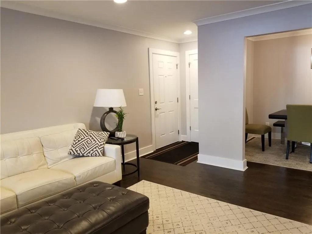 5141 Roswell Road Unit 6, Sandy Springs, Georgia 30342, 2 Bedrooms Bedrooms, ,2 BathroomsBathrooms,Residential,Sold,5141 Roswell Road Unit 6,6703625