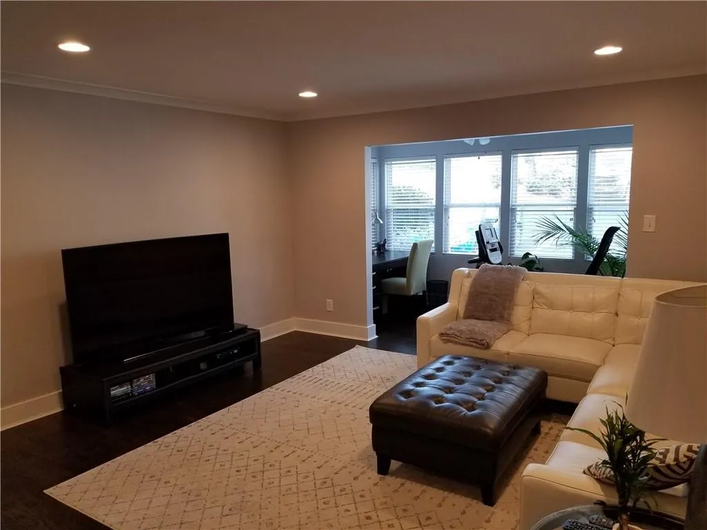 5141 Roswell Road Unit 6, Sandy Springs, Georgia 30342, 2 Bedrooms Bedrooms, ,2 BathroomsBathrooms,Residential,Sold,5141 Roswell Road Unit 6,6703625