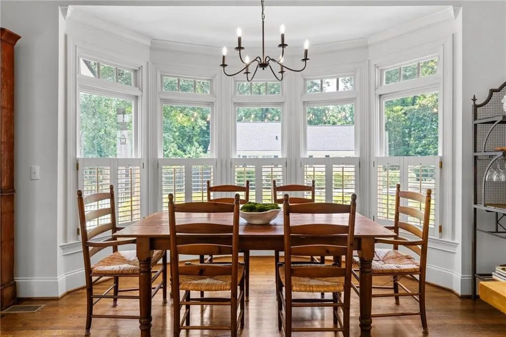 Breakfast area with bay window overlooking the pool. A great spot for a family meal!