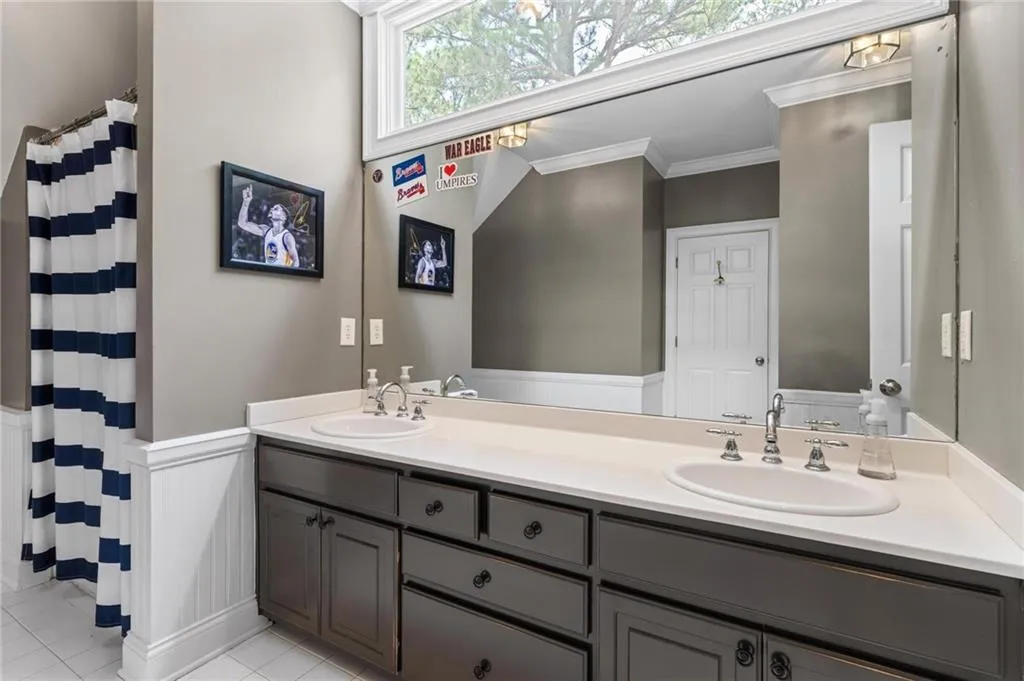 Bathroom between Upstairs bedroom #1