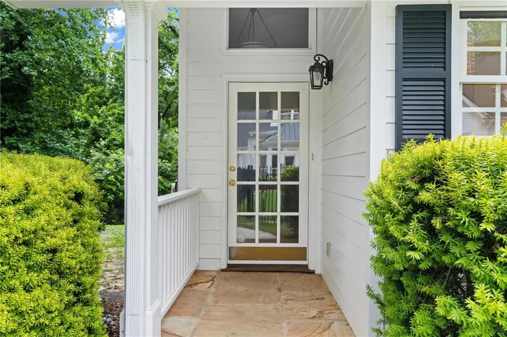 Charming guest house entry