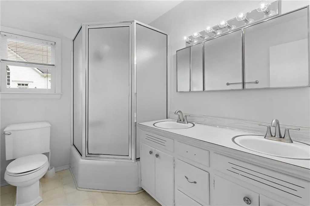 Guest house full bath.
