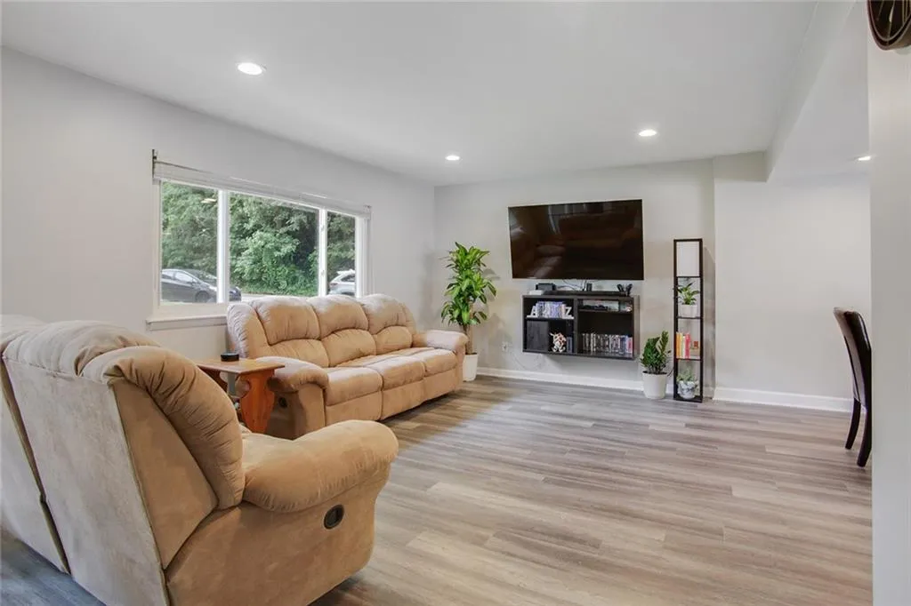 7086 Stonington Drive, Atlanta, Georgia 30328, 3 Bedrooms Bedrooms, ,2 BathroomsBathrooms,Residential,Sold,7086 Stonington Drive,6891017