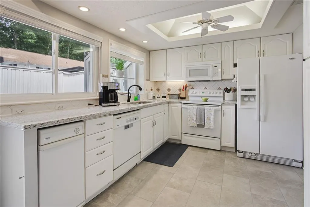 7086 Stonington Drive, Atlanta, Georgia 30328, 3 Bedrooms Bedrooms, ,2 BathroomsBathrooms,Residential,Sold,7086 Stonington Drive,6891017