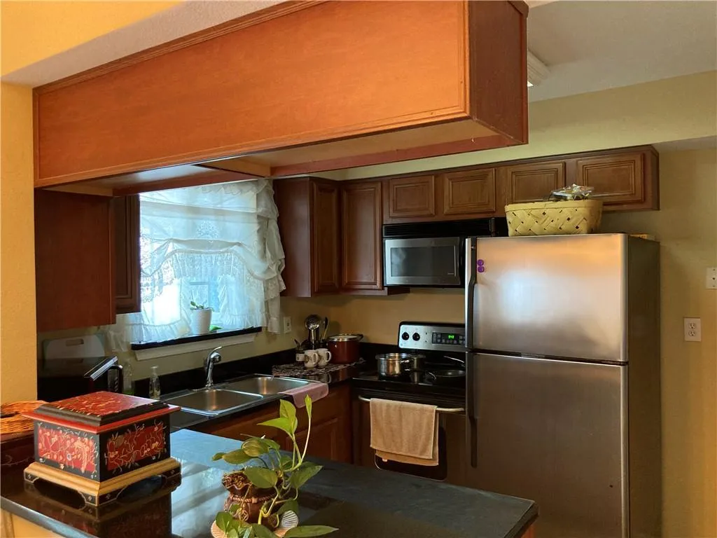 6940 Roswell Road Unit 14e, Sandy Springs, Georgia 30328, 1 Bedroom Bedrooms, ,1 BathroomBathrooms,Residential,Sold,6940 Roswell Road Unit 14e,7063577
