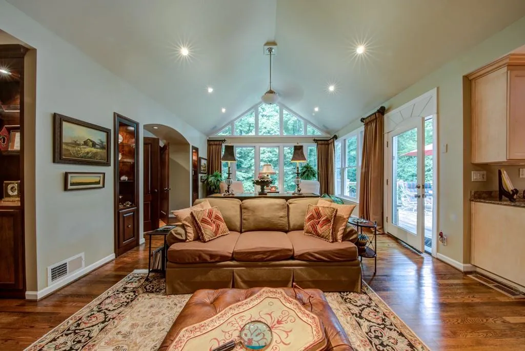 455 Forestdale Drive Ne, Sandy Springs, Georgia 30342, 6 Bedrooms Bedrooms, ,4 BathroomsBathrooms,Residential,Sold,455 Forestdale Drive Ne,6750453