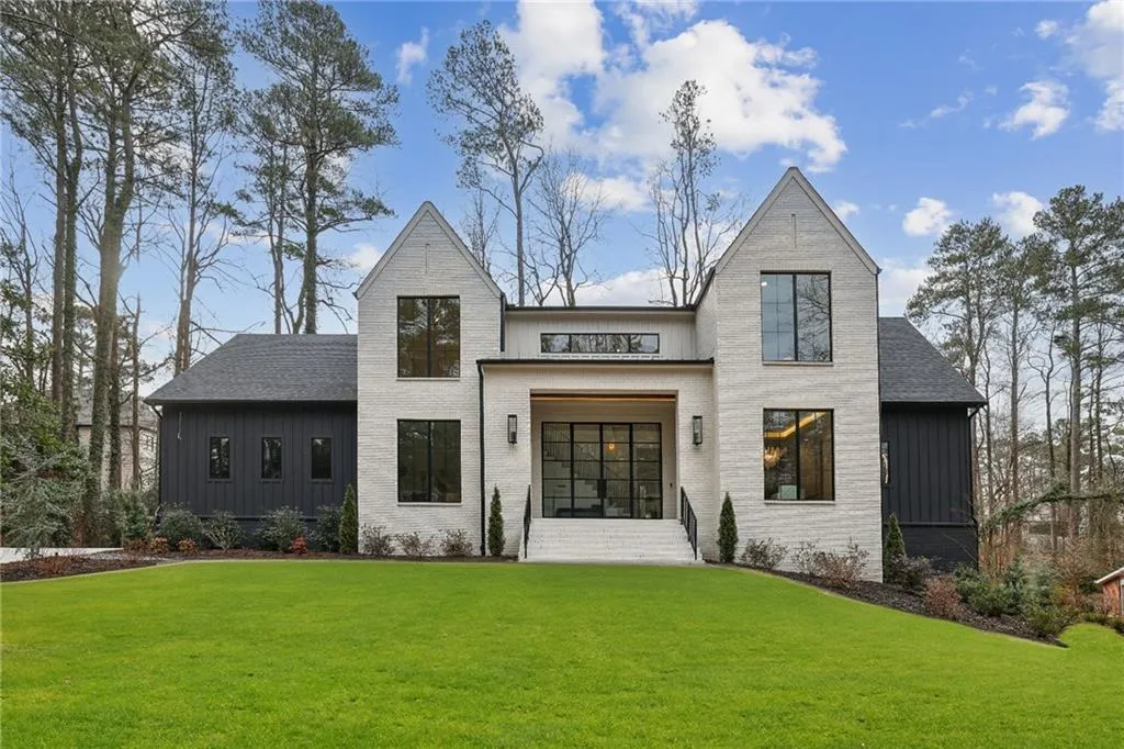 View of front of property featuring a front yard