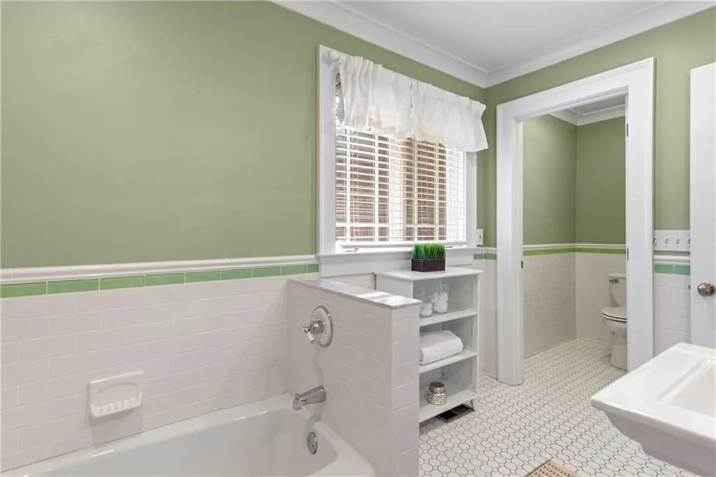 2nd Primary Bath on Main