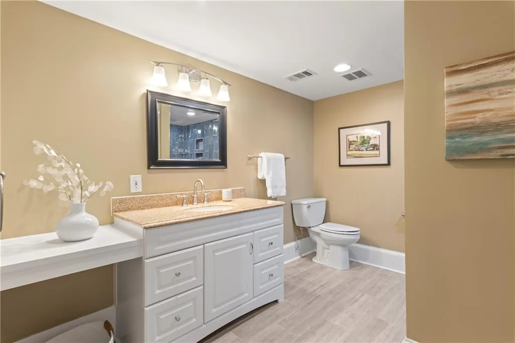 Terrace Level Inlaw Suite Full bathroom