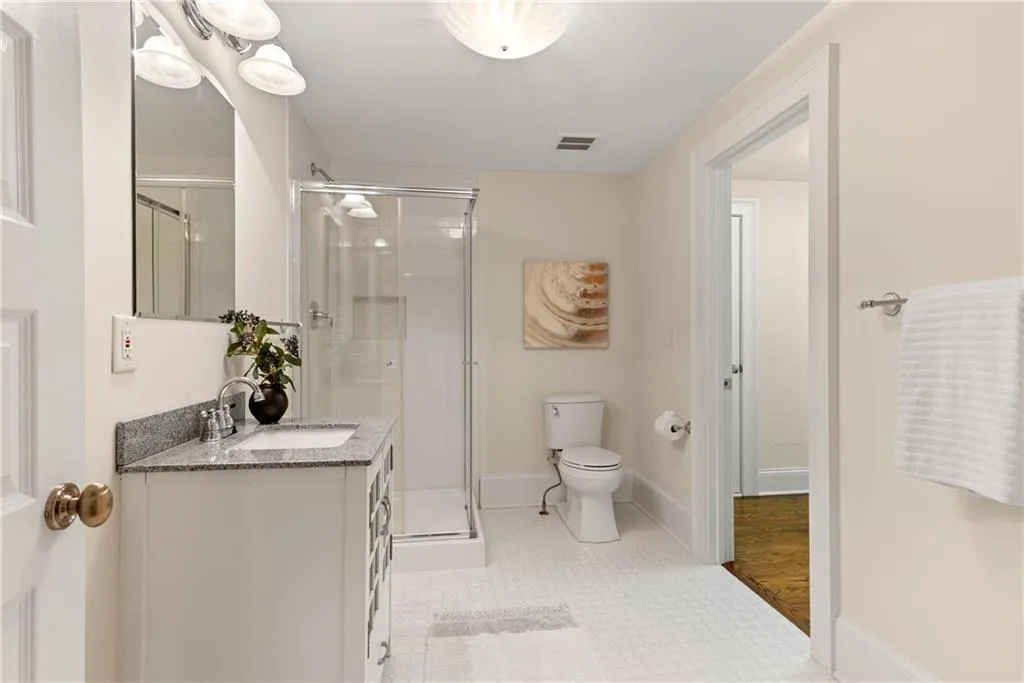 Full En-suite Bathroom for upper Guest Quarters / Bonus Room