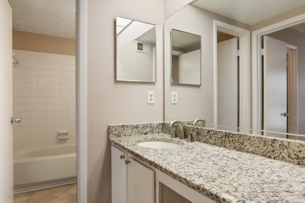 5137 Roswell Road Unit 7, Sandy Springs, Georgia 30342, 2 Bedrooms Bedrooms, ,2 BathroomsBathrooms,Residential,Sold,5137 Roswell Road Unit 7,5929338