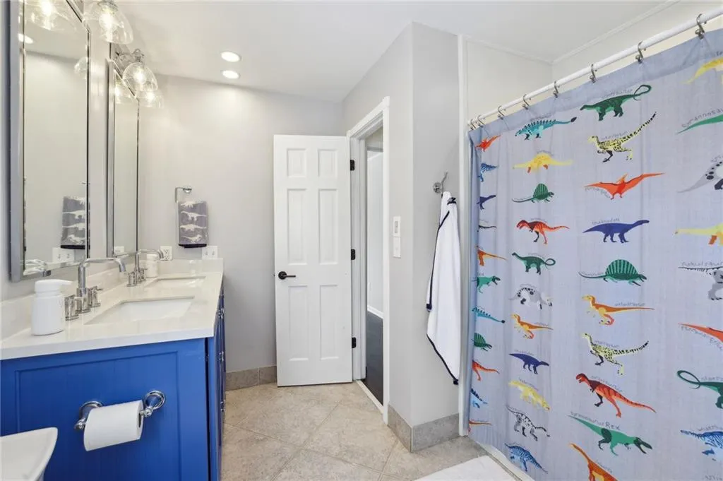 6785 Hunters Trace Circle, Atlanta, Georgia 30328, 5 Bedrooms Bedrooms, ,3 BathroomsBathrooms,Residential,Sold,6785 Hunters Trace Circle,7526161