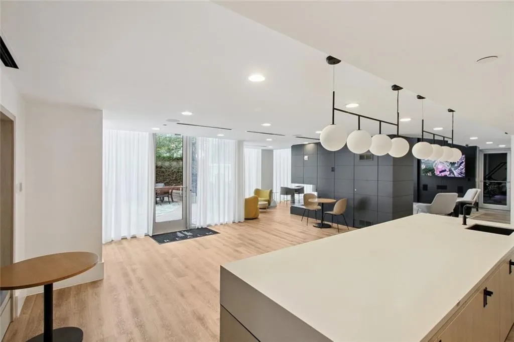 3324 Peachtree Road Ne Unit 3016, Atlanta, Georgia 30326, 1 Bedroom Bedrooms, ,1 BathroomBathrooms,Residential,For Sale,3324 Peachtree Road Ne Unit 3016,7611590