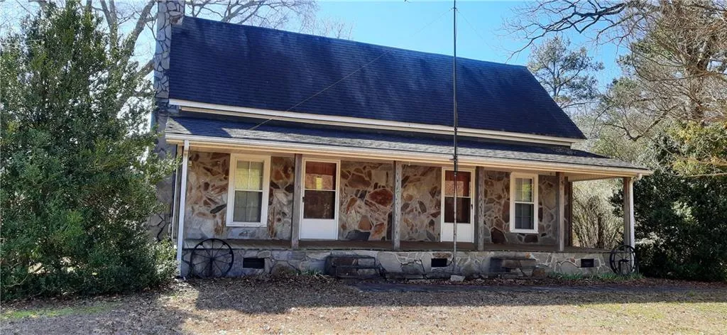 View of front of property featuring a porch