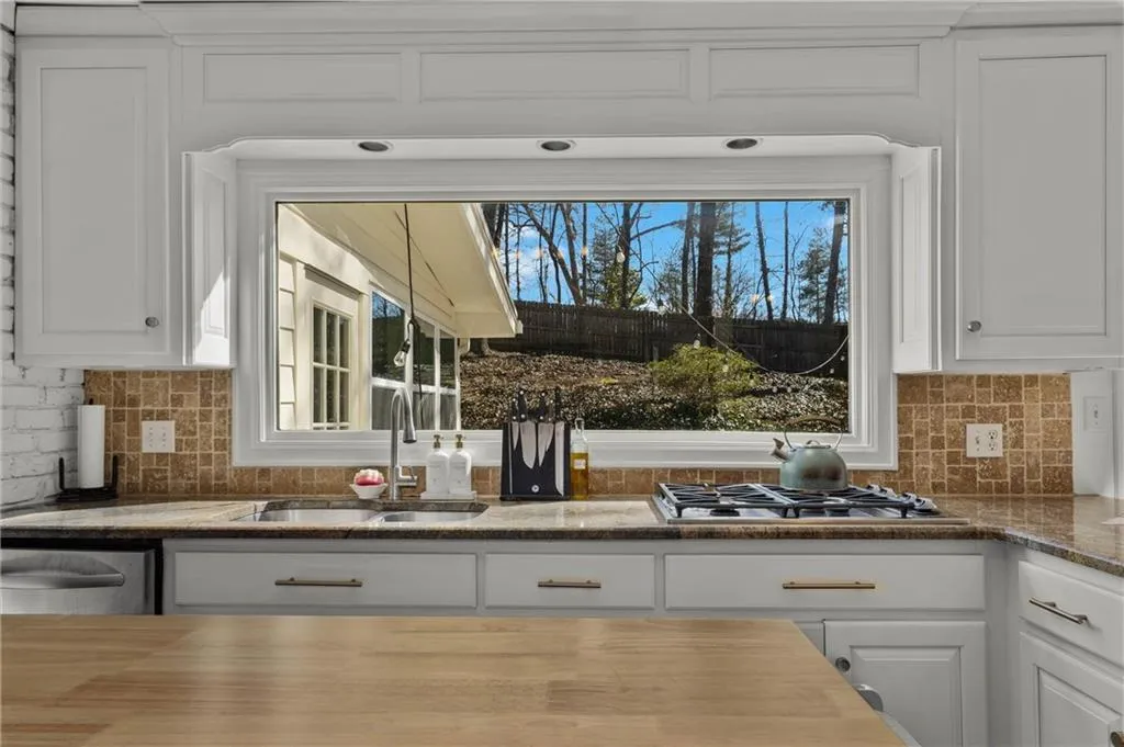 365 Earlston Drive, Atlanta, Georgia 30328, 4 Bedrooms Bedrooms, ,3 BathroomsBathrooms,Residential,Sold,365 Earlston Drive,7719783