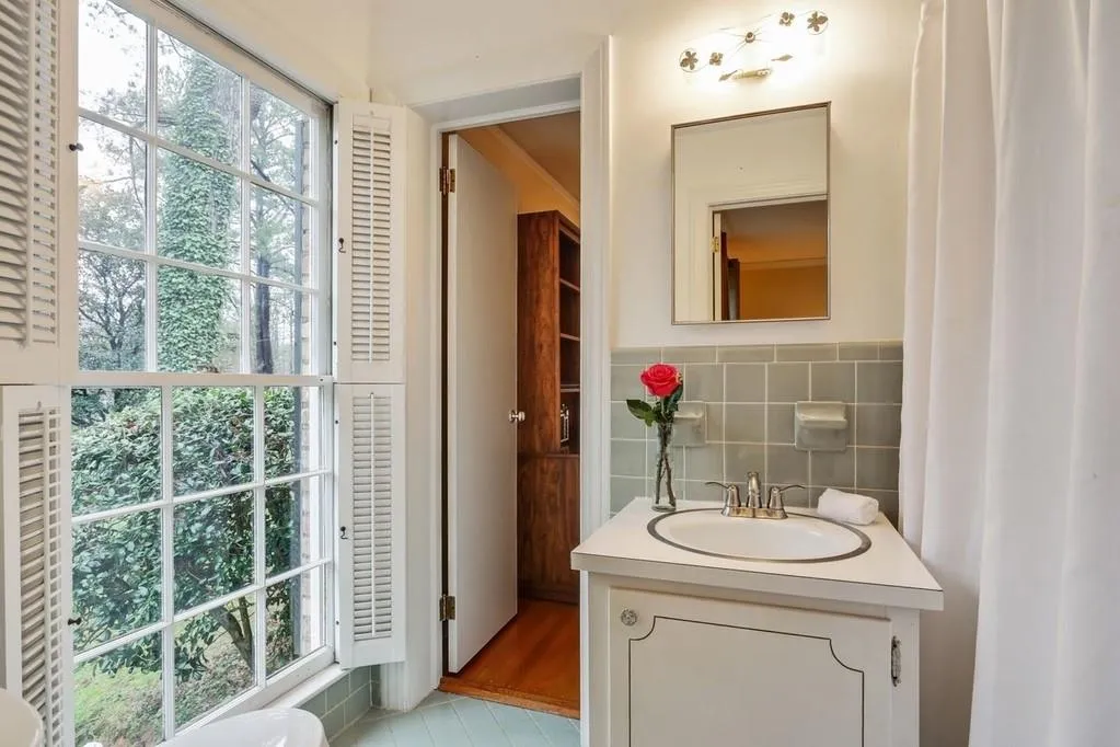 440 Riverside Parkway Nw, Sandy Springs, Georgia 30328, 3 Bedrooms Bedrooms, ,3 BathroomsBathrooms,Residential,Sold,440 Riverside Parkway Nw,6667661