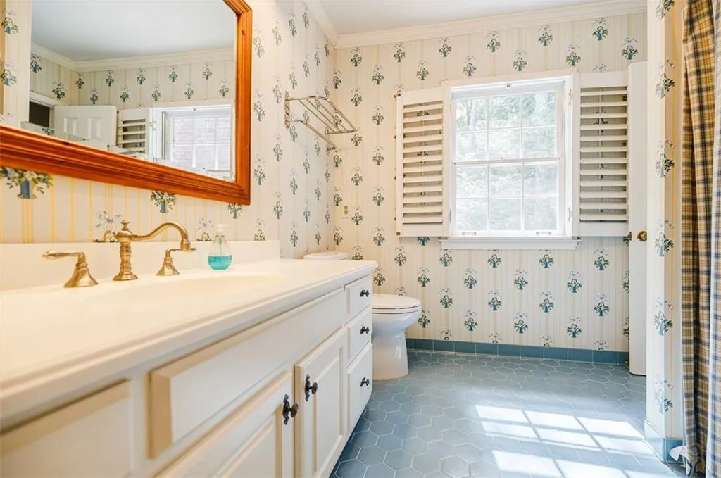 1585 Bakers Glen Drive, Sandy Springs, Georgia 30350, 5 Bedrooms Bedrooms, ,5 BathroomsBathrooms,Residential,Sold,1585 Bakers Glen Drive,7273251