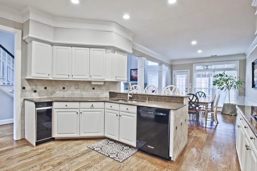 685 Glenridge Close Drive, Atlanta, Georgia 30328, 4 Bedrooms Bedrooms, ,2 BathroomsBathrooms,Residential,Sold,685 Glenridge Close Drive,6859715