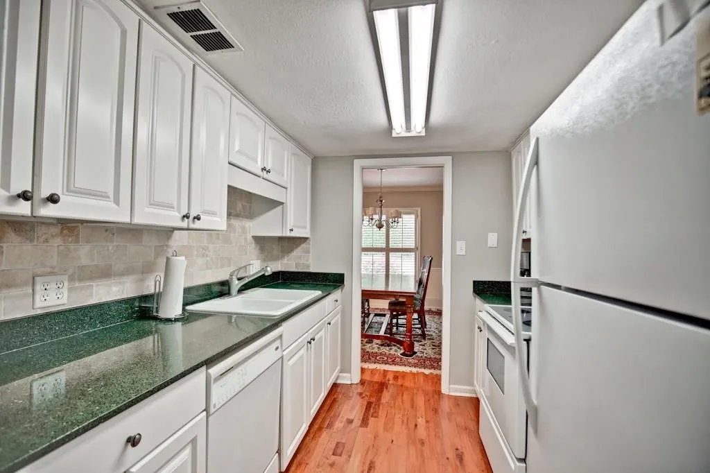 9 Ivy Trail Ne, Atlanta, Georgia 30342, 3 Bedrooms Bedrooms, ,3 BathroomsBathrooms,Residential,Sold,9 Ivy Trail Ne,5763766