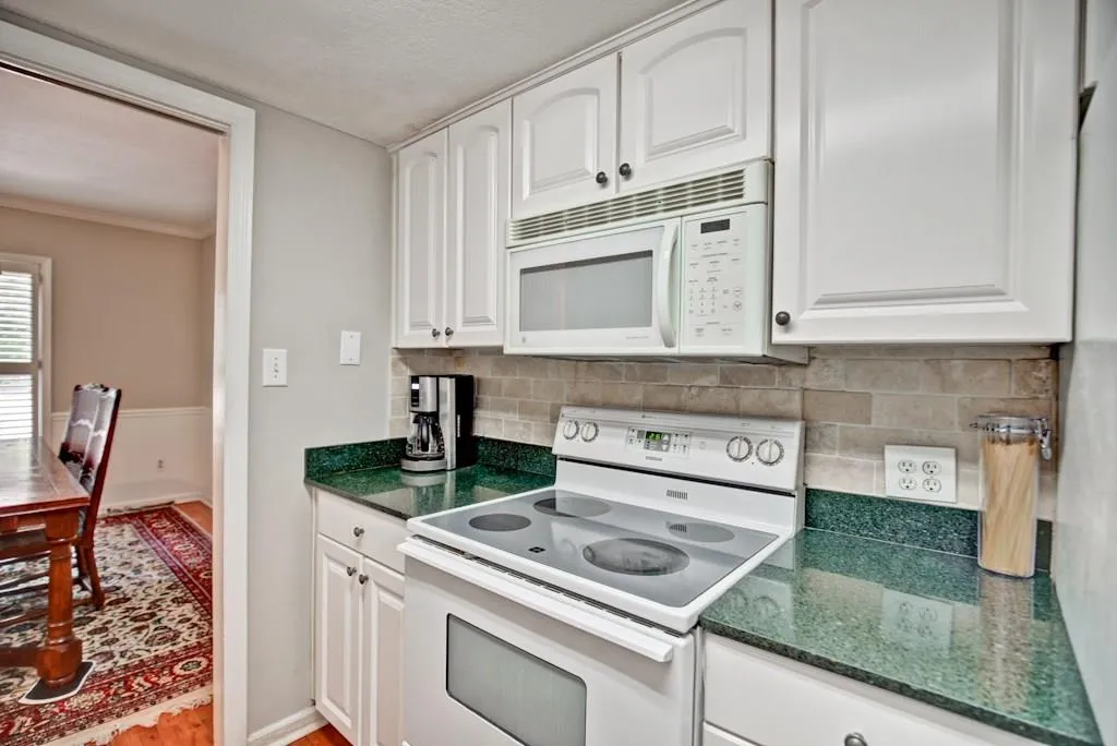 9 Ivy Trail Ne, Atlanta, Georgia 30342, 3 Bedrooms Bedrooms, ,3 BathroomsBathrooms,Residential,Sold,9 Ivy Trail Ne,5763766