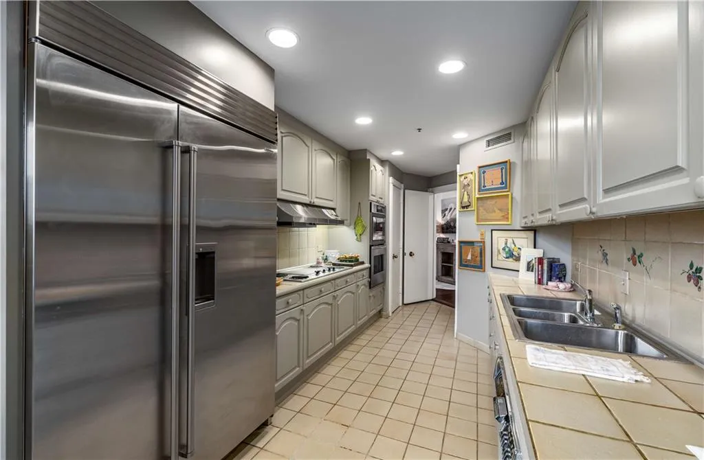 2660 Peachtree Road Nw Unit 10f, Atlanta, Georgia 30305, 2 Bedrooms Bedrooms, ,2 BathroomsBathrooms,Residential,For Sale,2660 Peachtree Road Nw Unit 10f,7618666