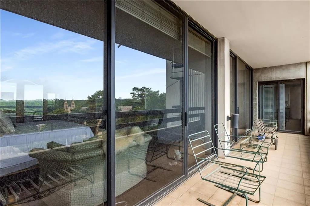2660 Peachtree Road Nw Unit 10f, Atlanta, Georgia 30305, 2 Bedrooms Bedrooms, ,2 BathroomsBathrooms,Residential,For Sale,2660 Peachtree Road Nw Unit 10f,7618666