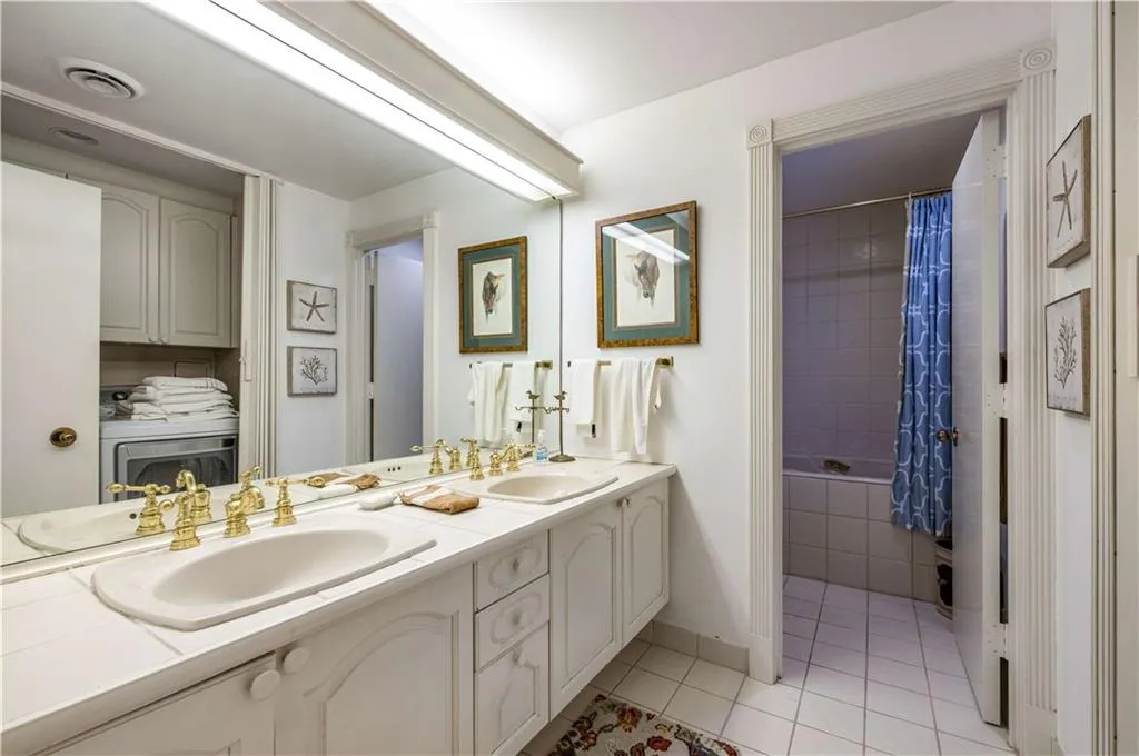 2660 Peachtree Road Nw Unit 10f, Atlanta, Georgia 30305, 2 Bedrooms Bedrooms, ,2 BathroomsBathrooms,Residential,For Sale,2660 Peachtree Road Nw Unit 10f,7618666
