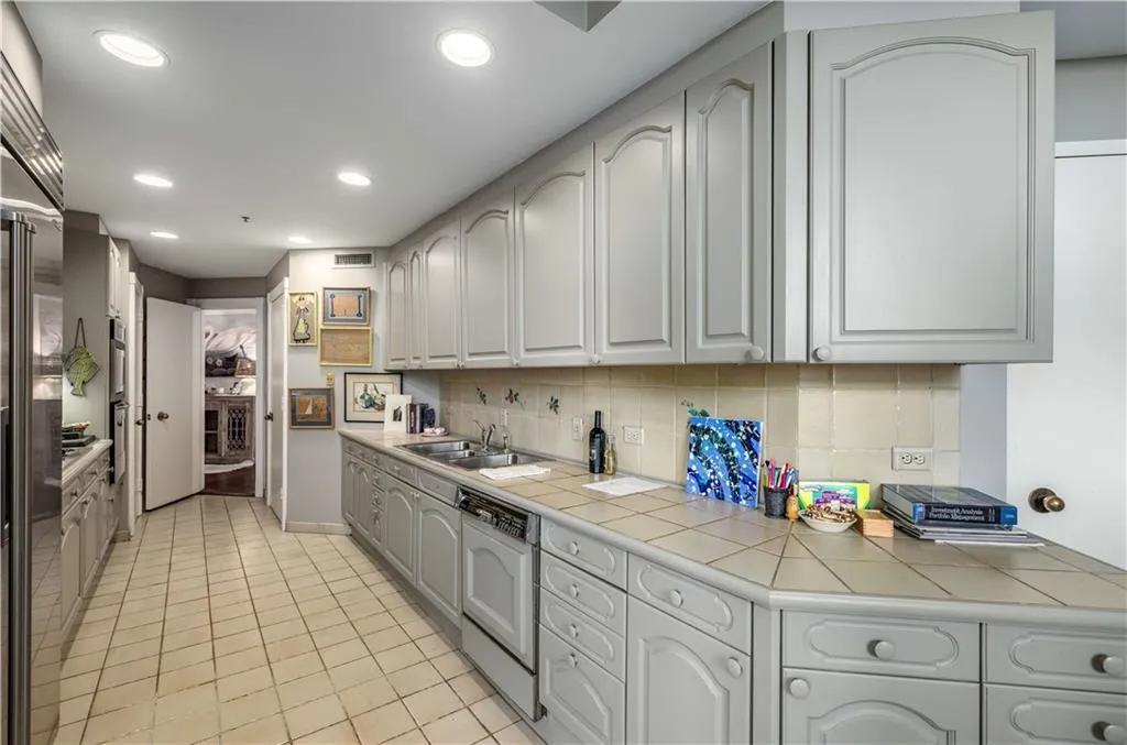 2660 Peachtree Road Nw Unit 10f, Atlanta, Georgia 30305, 2 Bedrooms Bedrooms, ,2 BathroomsBathrooms,Residential,For Sale,2660 Peachtree Road Nw Unit 10f,7618666