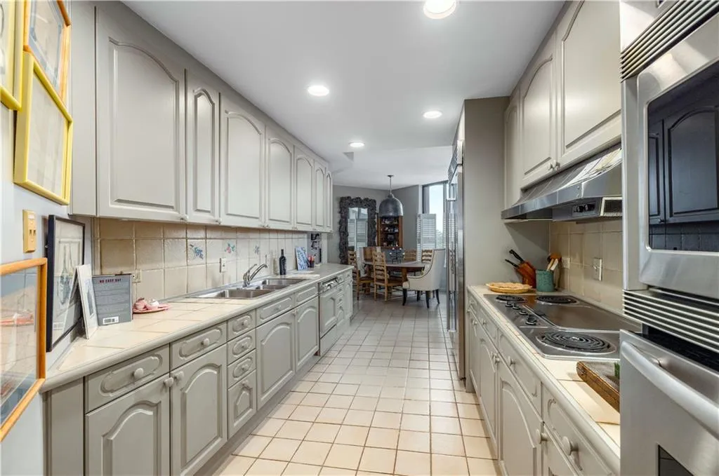 2660 Peachtree Road Nw Unit 10f, Atlanta, Georgia 30305, 2 Bedrooms Bedrooms, ,2 BathroomsBathrooms,Residential,For Sale,2660 Peachtree Road Nw Unit 10f,7618666