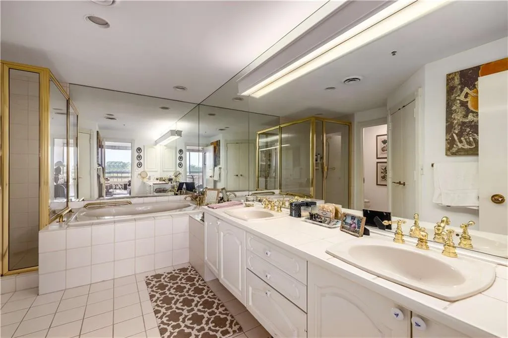 2660 Peachtree Road Nw Unit 10f, Atlanta, Georgia 30305, 2 Bedrooms Bedrooms, ,2 BathroomsBathrooms,Residential,For Sale,2660 Peachtree Road Nw Unit 10f,7618666