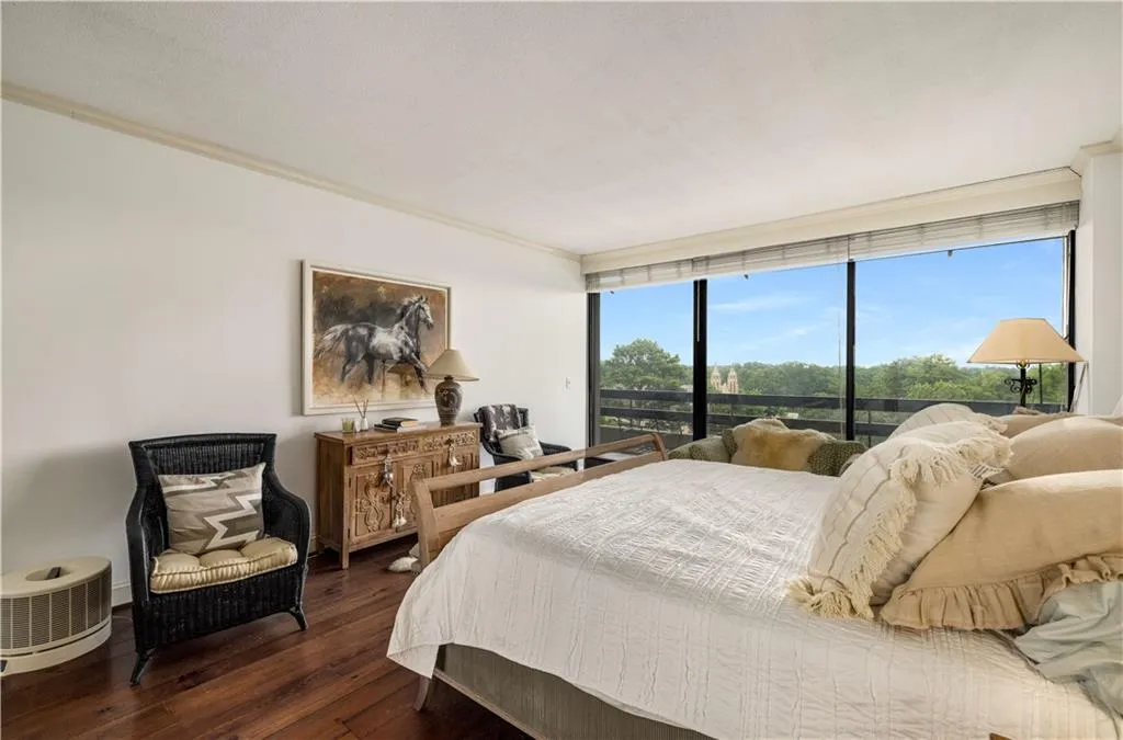 2660 Peachtree Road Nw Unit 10f, Atlanta, Georgia 30305, 2 Bedrooms Bedrooms, ,2 BathroomsBathrooms,Residential,For Sale,2660 Peachtree Road Nw Unit 10f,7618666