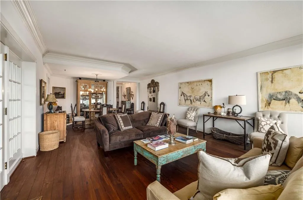 2660 Peachtree Road Nw Unit 10f, Atlanta, Georgia 30305, 2 Bedrooms Bedrooms, ,2 BathroomsBathrooms,Residential,For Sale,2660 Peachtree Road Nw Unit 10f,7618666