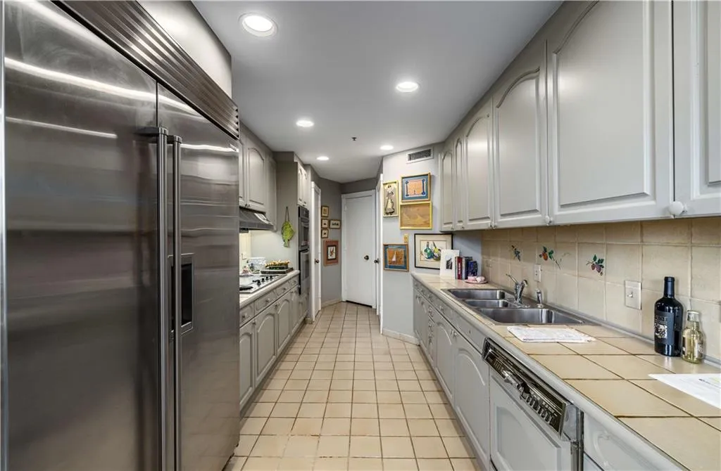 2660 Peachtree Road Nw Unit 10f, Atlanta, Georgia 30305, 2 Bedrooms Bedrooms, ,2 BathroomsBathrooms,Residential,For Sale,2660 Peachtree Road Nw Unit 10f,7618666