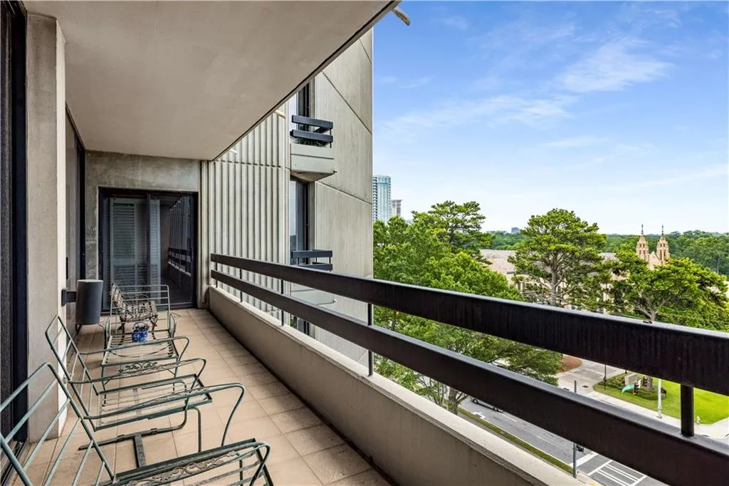 2660 Peachtree Road Nw Unit 10f, Atlanta, Georgia 30305, 2 Bedrooms Bedrooms, ,2 BathroomsBathrooms,Residential,For Sale,2660 Peachtree Road Nw Unit 10f,7618666