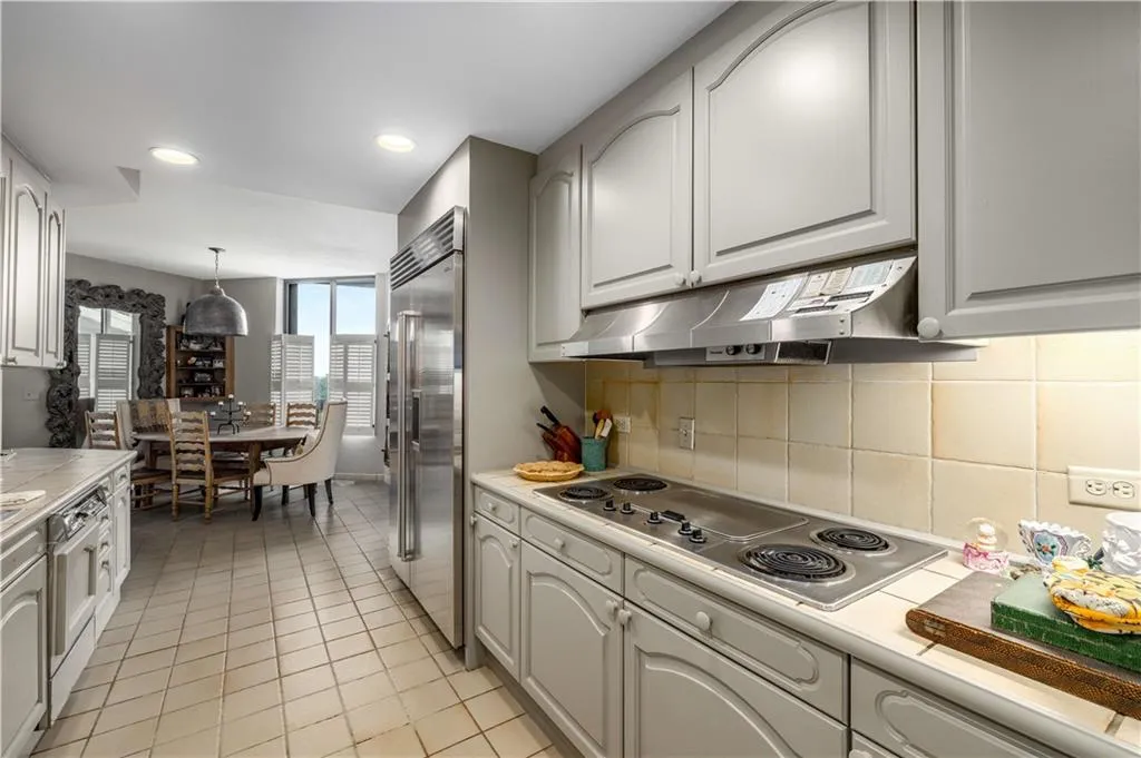 2660 Peachtree Road Nw Unit 10f, Atlanta, Georgia 30305, 2 Bedrooms Bedrooms, ,2 BathroomsBathrooms,Residential,For Sale,2660 Peachtree Road Nw Unit 10f,7618666
