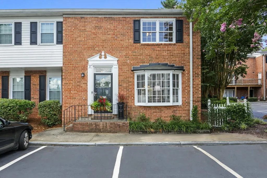 6520 Roswell Road Unit #8, Atlanta, Georgia 30328, 2 Bedrooms Bedrooms, ,1 BathroomBathrooms,Residential,Sold,6520 Roswell Road Unit #8,6585223