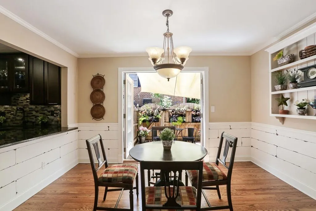 6520 Roswell Road Unit #8, Atlanta, Georgia 30328, 2 Bedrooms Bedrooms, ,1 BathroomBathrooms,Residential,Sold,6520 Roswell Road Unit #8,6585223