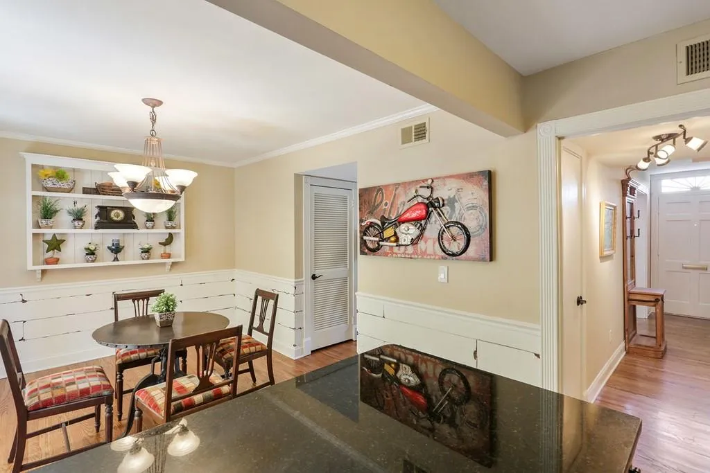 6520 Roswell Road Unit #8, Atlanta, Georgia 30328, 2 Bedrooms Bedrooms, ,1 BathroomBathrooms,Residential,Sold,6520 Roswell Road Unit #8,6585223