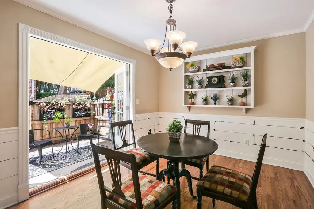 6520 Roswell Road Unit #8, Atlanta, Georgia 30328, 2 Bedrooms Bedrooms, ,1 BathroomBathrooms,Residential,Sold,6520 Roswell Road Unit #8,6585223