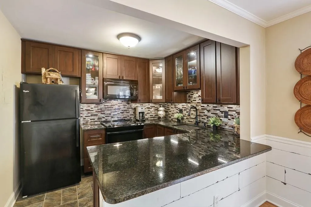 6520 Roswell Road Unit #8, Atlanta, Georgia 30328, 2 Bedrooms Bedrooms, ,1 BathroomBathrooms,Residential,Sold,6520 Roswell Road Unit #8,6585223