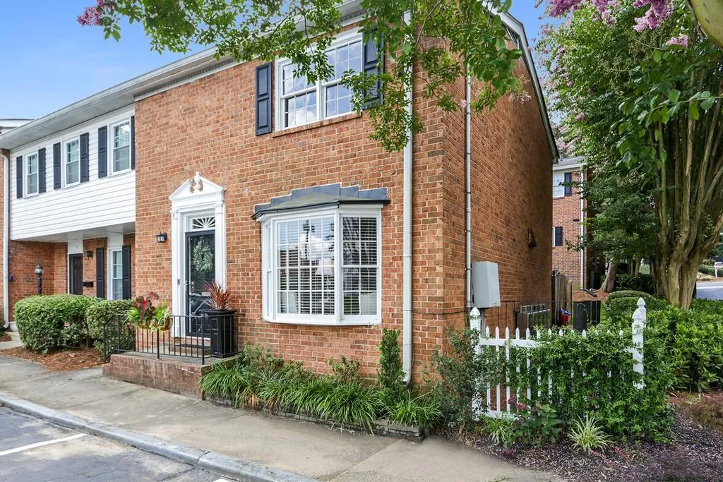 6520 Roswell Road Unit #8, Atlanta, Georgia 30328, 2 Bedrooms Bedrooms, ,1 BathroomBathrooms,Residential,Sold,6520 Roswell Road Unit #8,6585223
