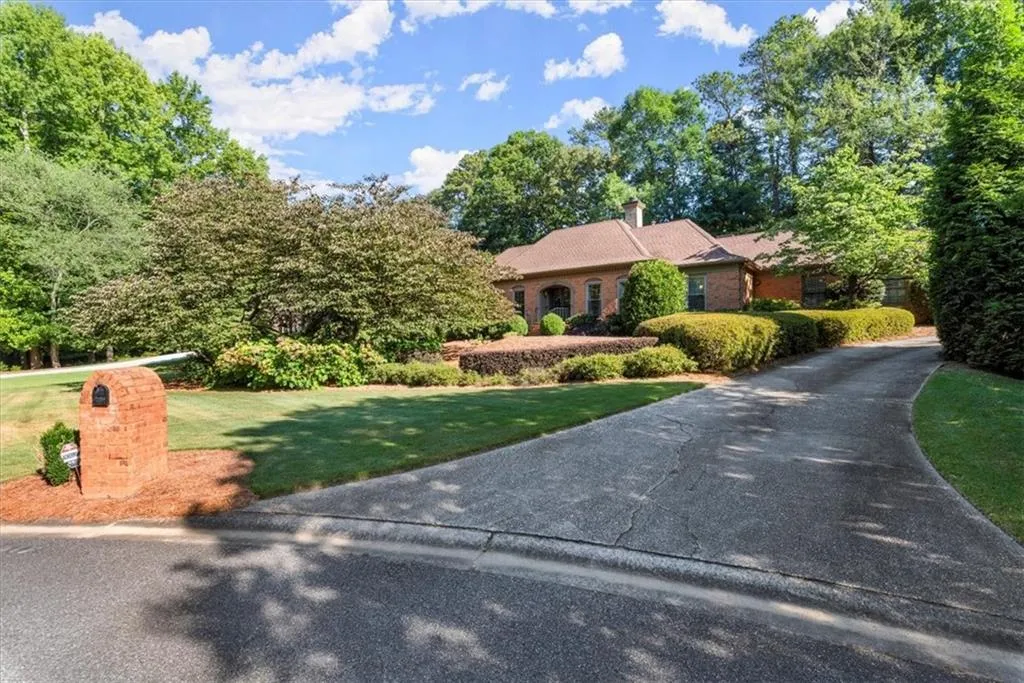 View of front of property featuring a front yard