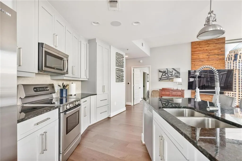 1080 Peachtree Street Ne Unit 3303, Atlanta, Georgia 30309, 2 Bedrooms Bedrooms, ,2 BathroomsBathrooms,Residential,For Sale,1080 Peachtree Street Ne Unit 3303,7636217