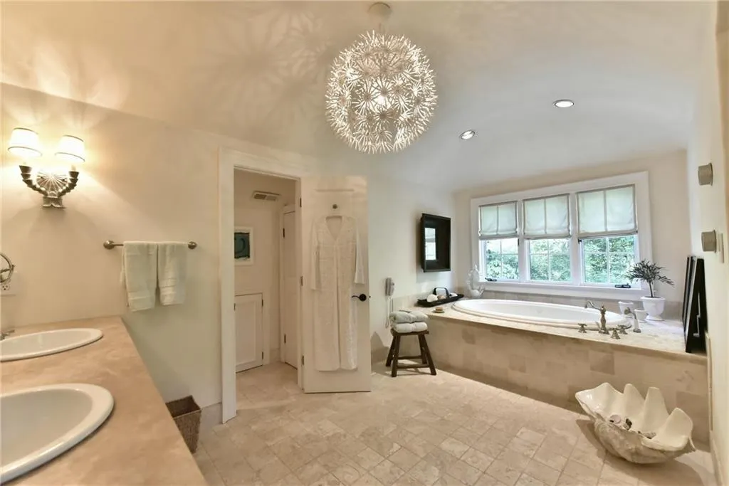 5200 Long Island Drive Nw, Atlanta, Georgia 30327, 5 Bedrooms Bedrooms, ,3 BathroomsBathrooms,Residential,Sold,5200 Long Island Drive Nw,5839247