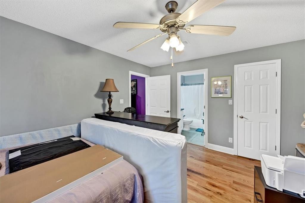 Spacious owner's suite with ensuite bathroom. And walk in closet!