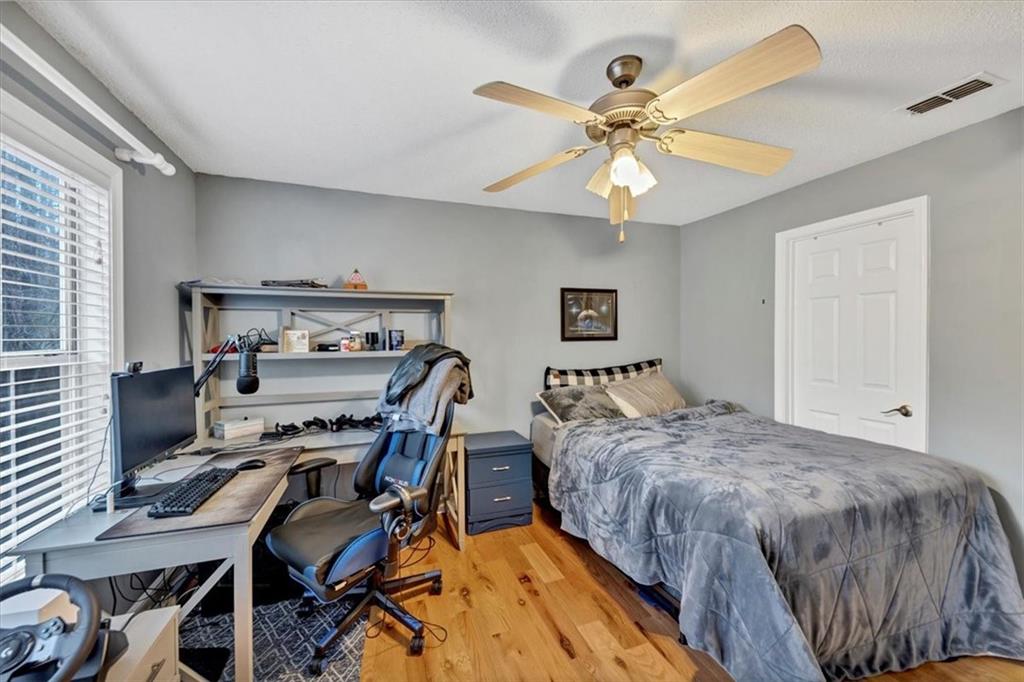 Second bedroom.