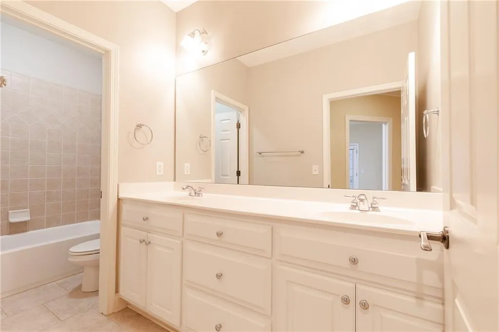5492 Glenridge Drive Unit 544, Atlanta, Georgia 30342, 4 Bedrooms Bedrooms, ,3 BathroomsBathrooms,Residential,Sold,5492 Glenridge Drive Unit 544,6518151